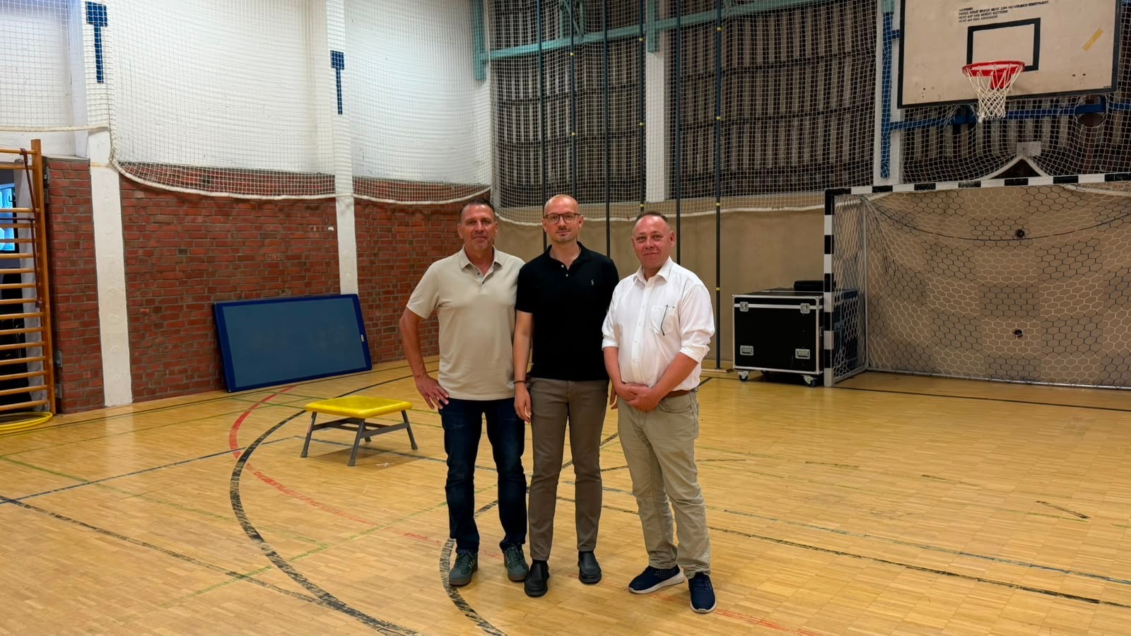 Zuwendungsbescheid für den Sporthallenneubau übergeben