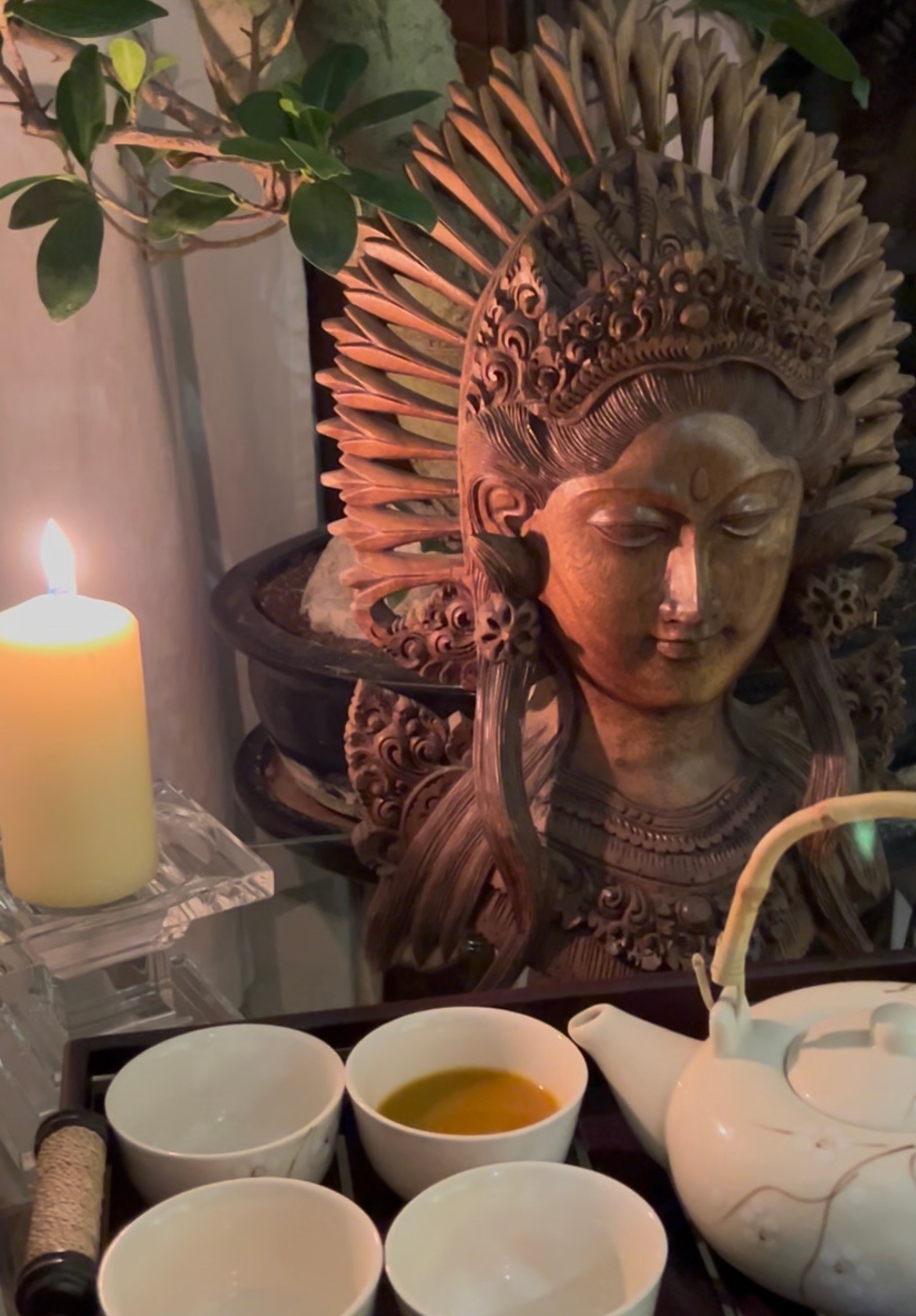 Čajový rituál – svíčka a Buddha