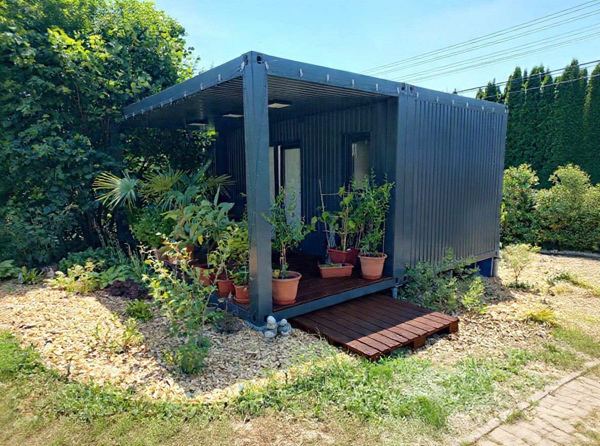 Tiny Garden exteriér s terasou – den