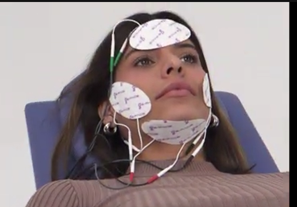Klientka při aplikaci elektrod G-Face na obličejové svaly