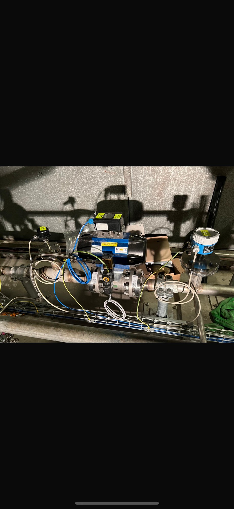 Elektroinstalace – průmyslové potrubí se senzory