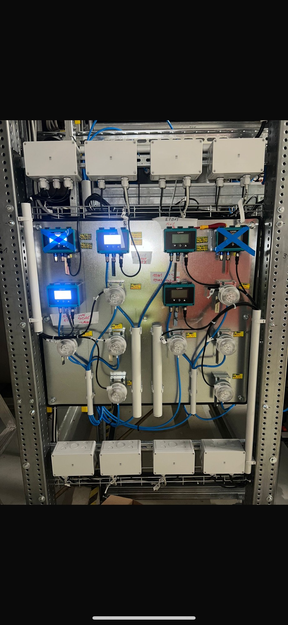Elektroinstalace – průmyslový rozvaděč s LED