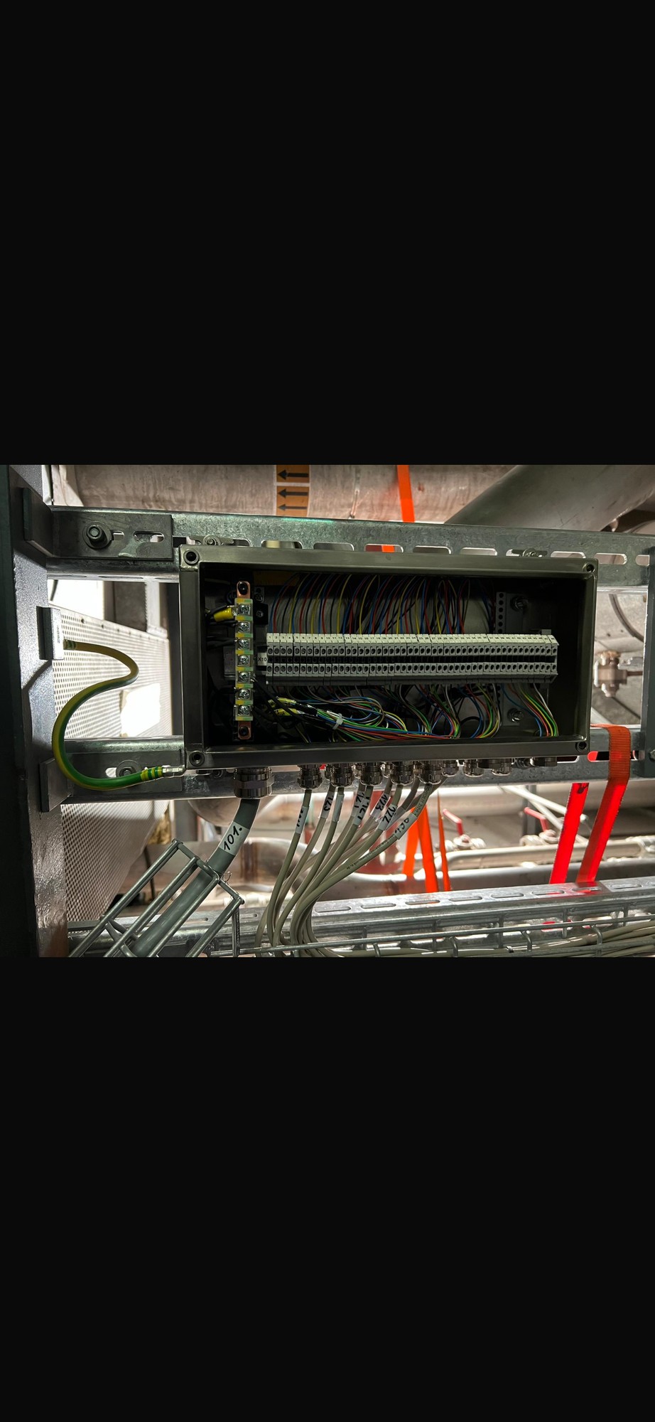 Elektroinstalace – průmyslový rozvaděč s kabeláží