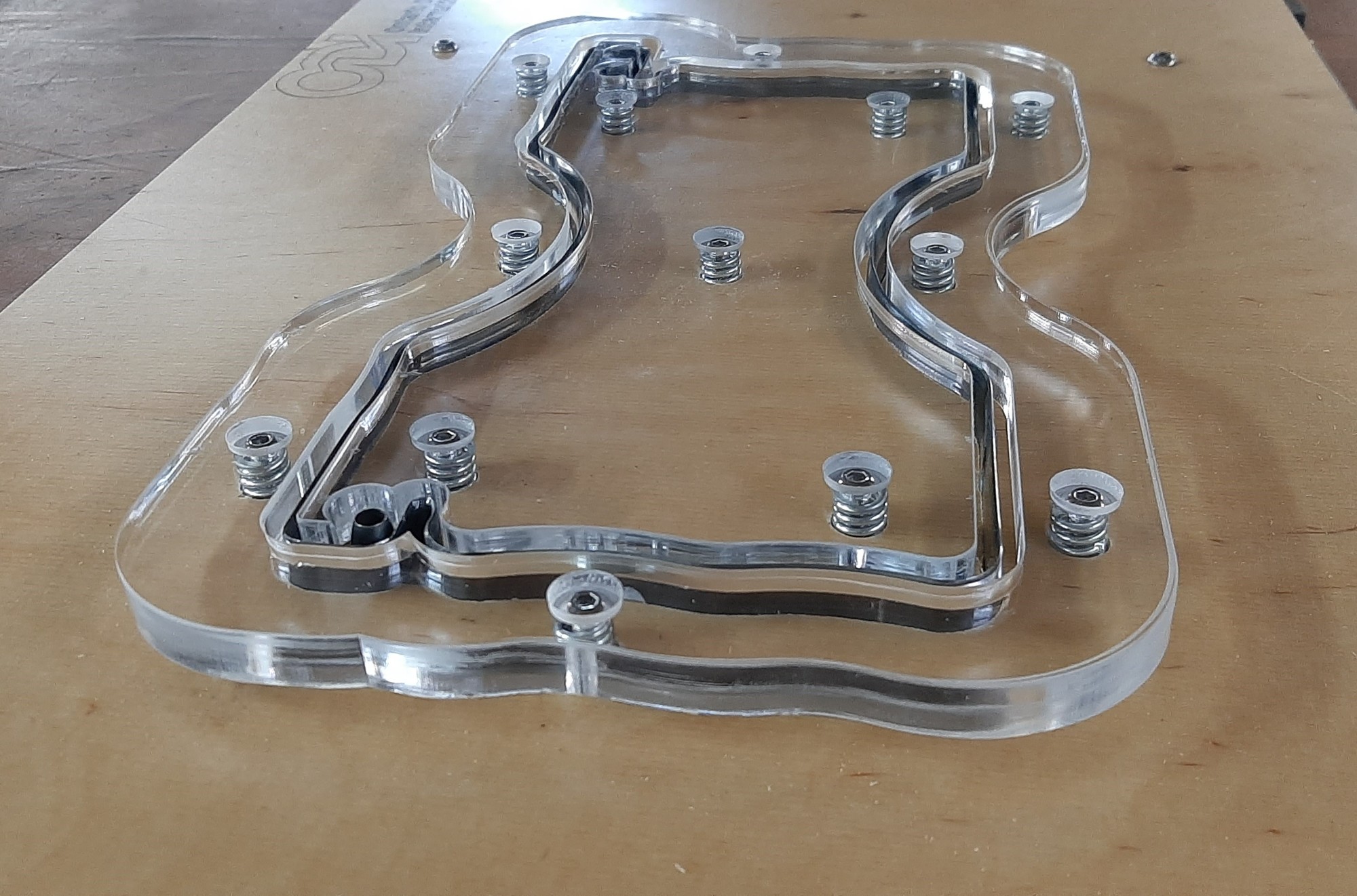 Transparentní výseková forma s pružinovými vyhazovači