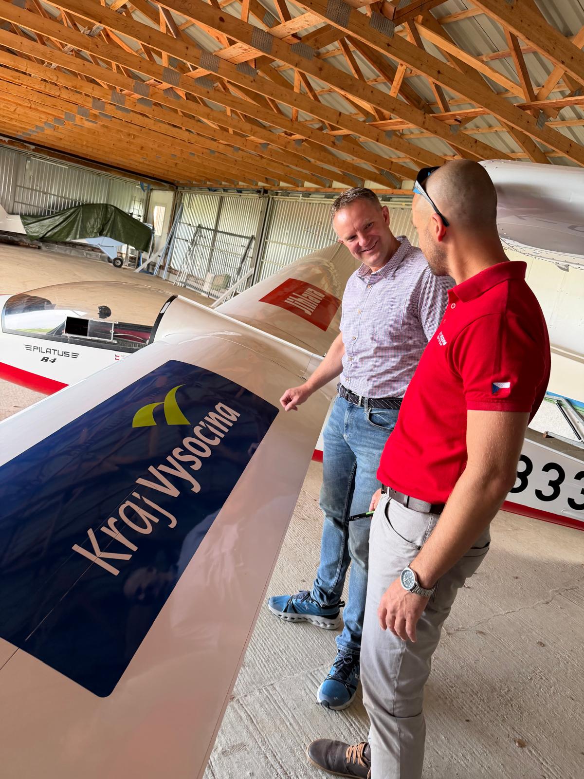 Ing. Martin Kukla při návštěvě Sky Riders Aerobatics Teamu u Pilatusu B4 PC-11AF OK-0833.