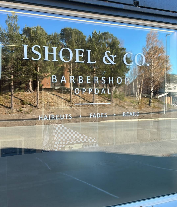 Vinduet til Ishoel & Co Barbershop med logoen på glasset