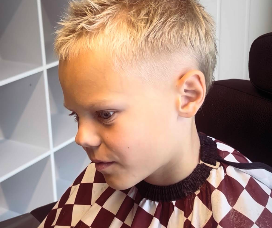 Kort fade klippet på en ung kunde i barberstolen