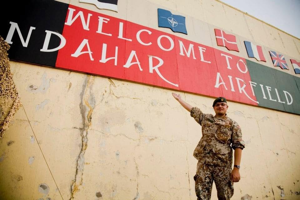 Michel Riise ved skiltet til Kandahar Airfield