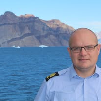 Michel Riise i Søværnets uniform ved kysten
