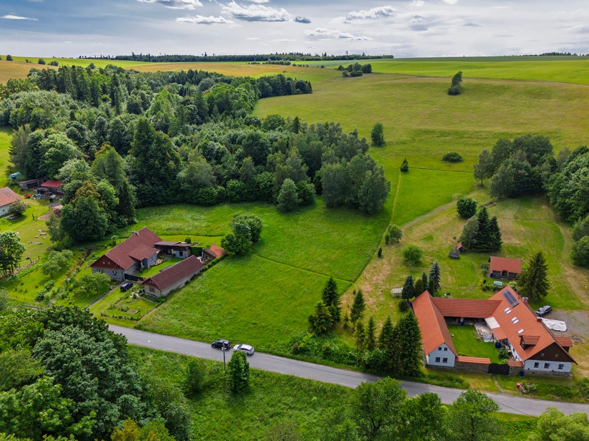 Dron – pohled z výšky na pozemky v Lipné
