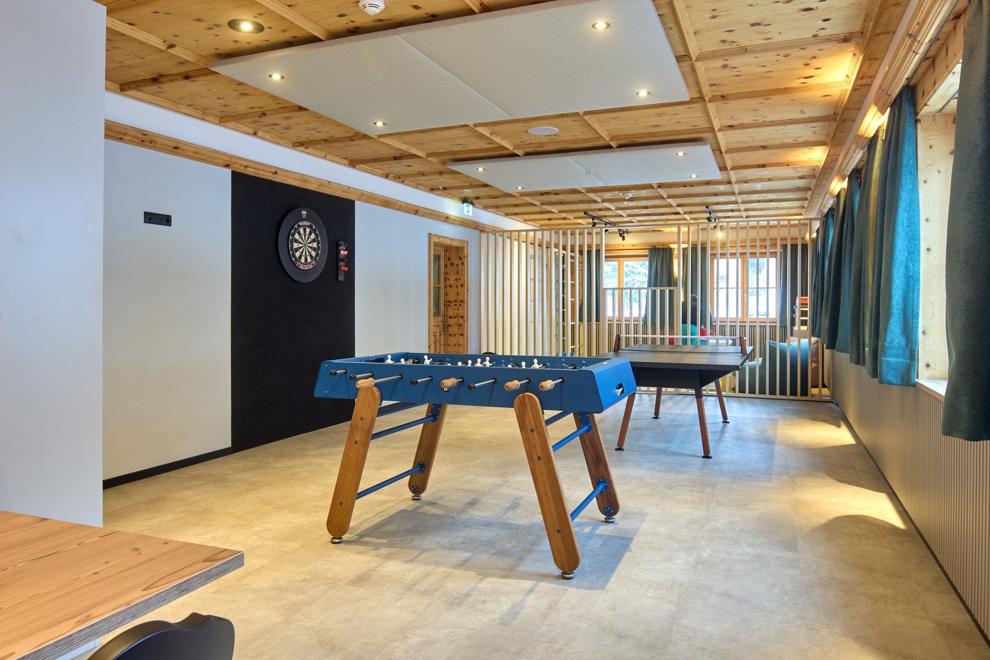 Kicker, Tischtennis und Dart im Spielbereich