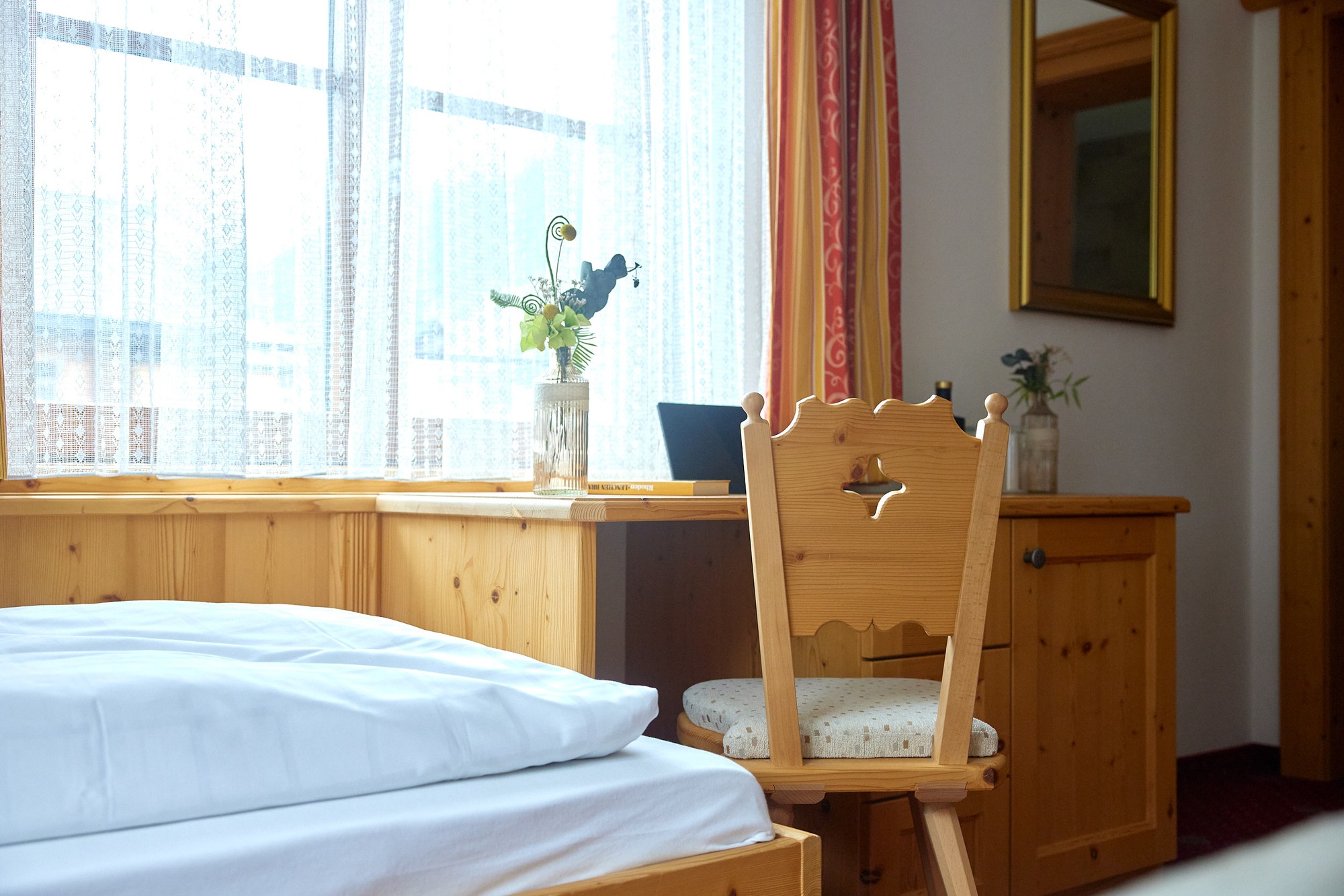 Schreibtisch am Fenster im Familienzimmer für 3 Personen