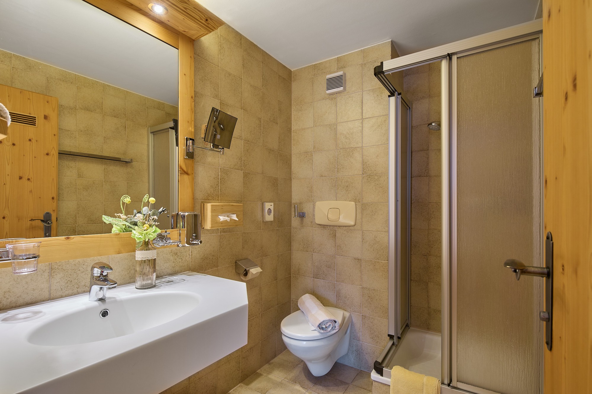 Badezimmer mit Dusche, WC und Waschtisch im Familienzimmer für 3