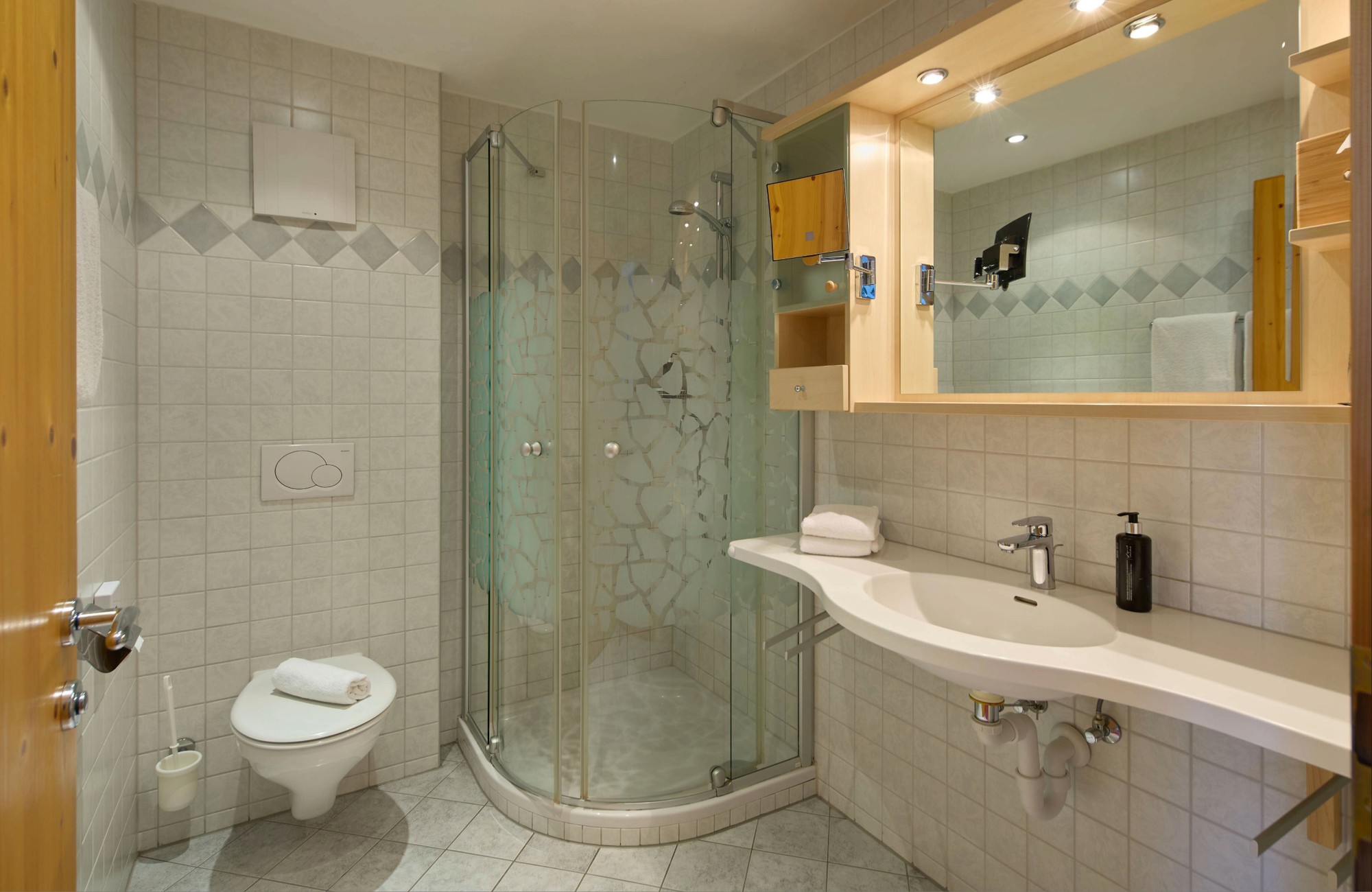 Badezimmer mit Dusche, WC und Waschtisch im Familienzimmer für 4