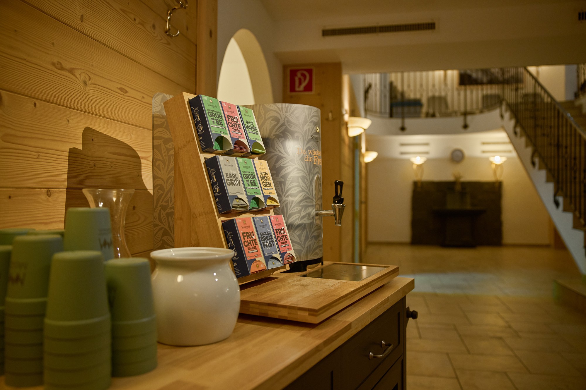 Tee-Station im Wellnessbereich mit Blick in die Halle