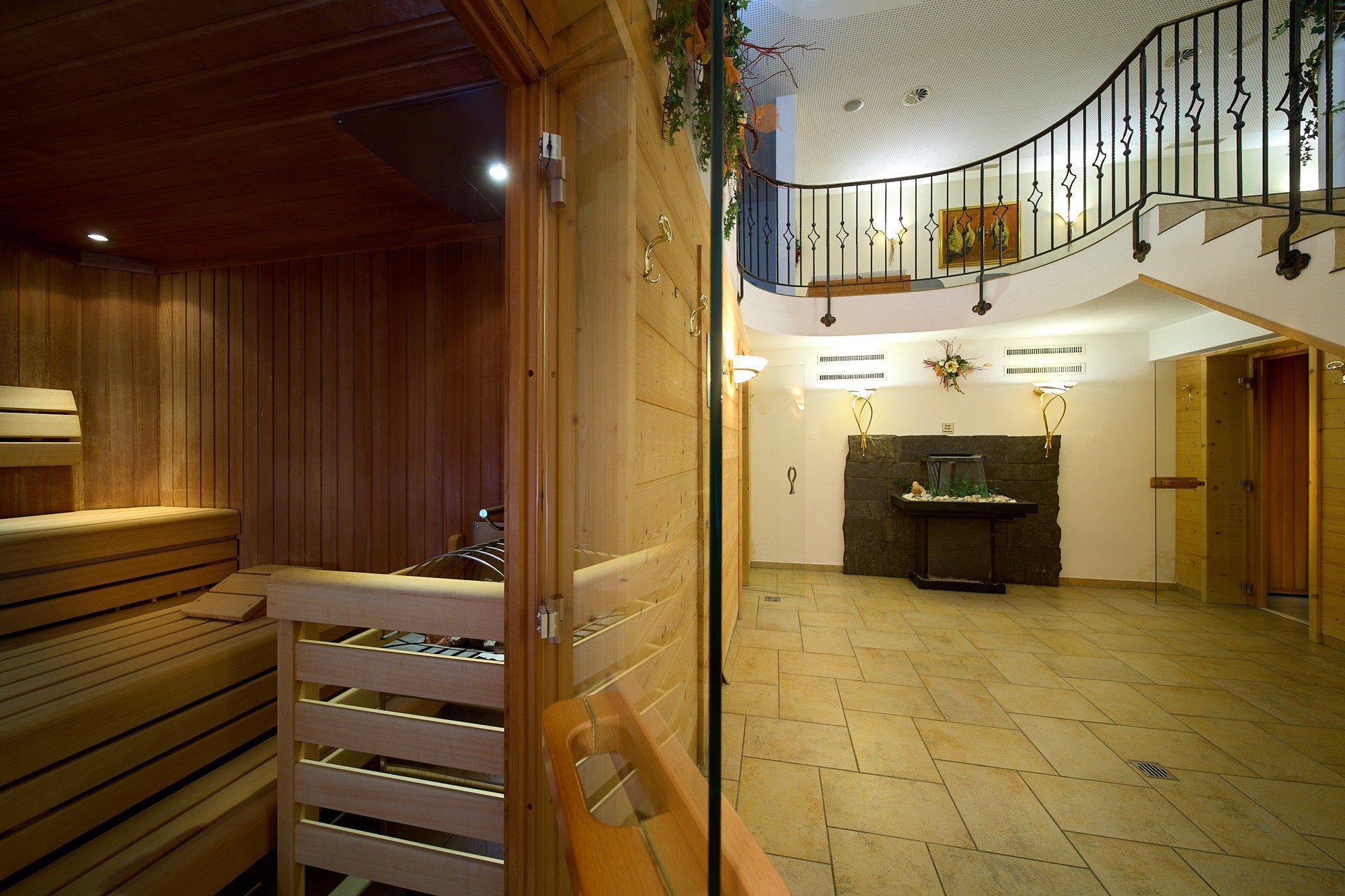 Offene Finnische Sauna mit Blick in die Wellnesshalle