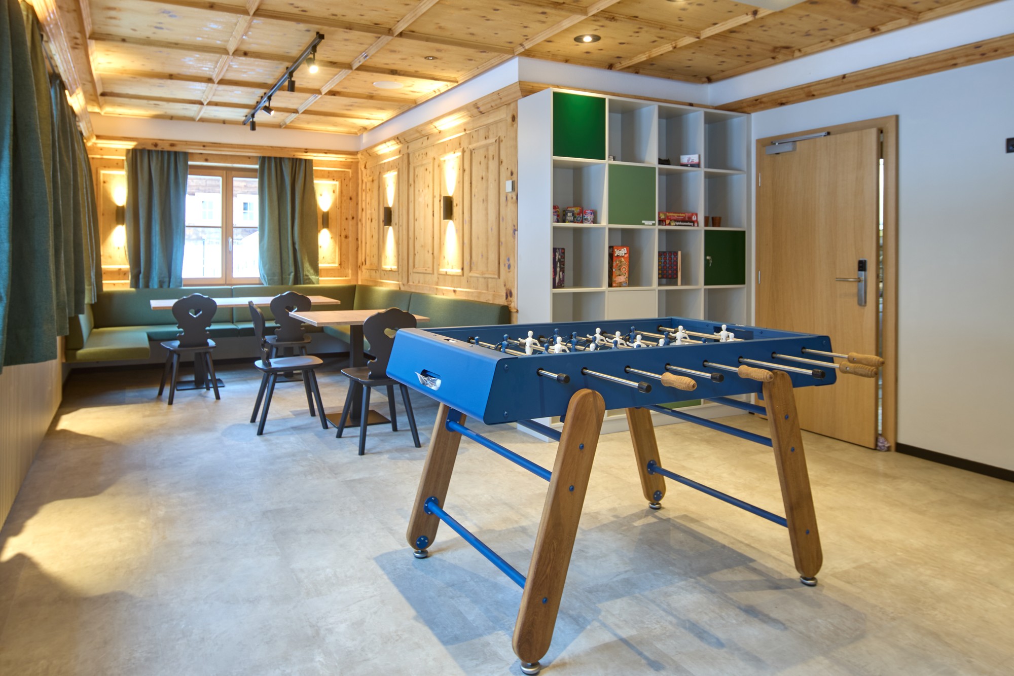 Blauer Kicker vor der Sitzecke im Kidsroom