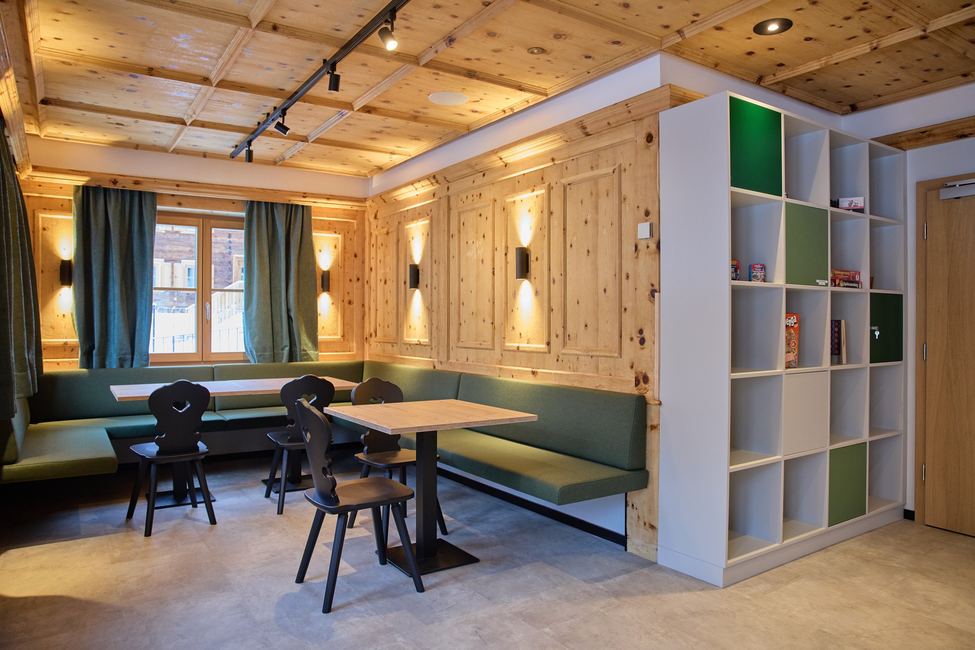 Kidsroom mit Kletternetz, Schaumblöcken und Spieltisch