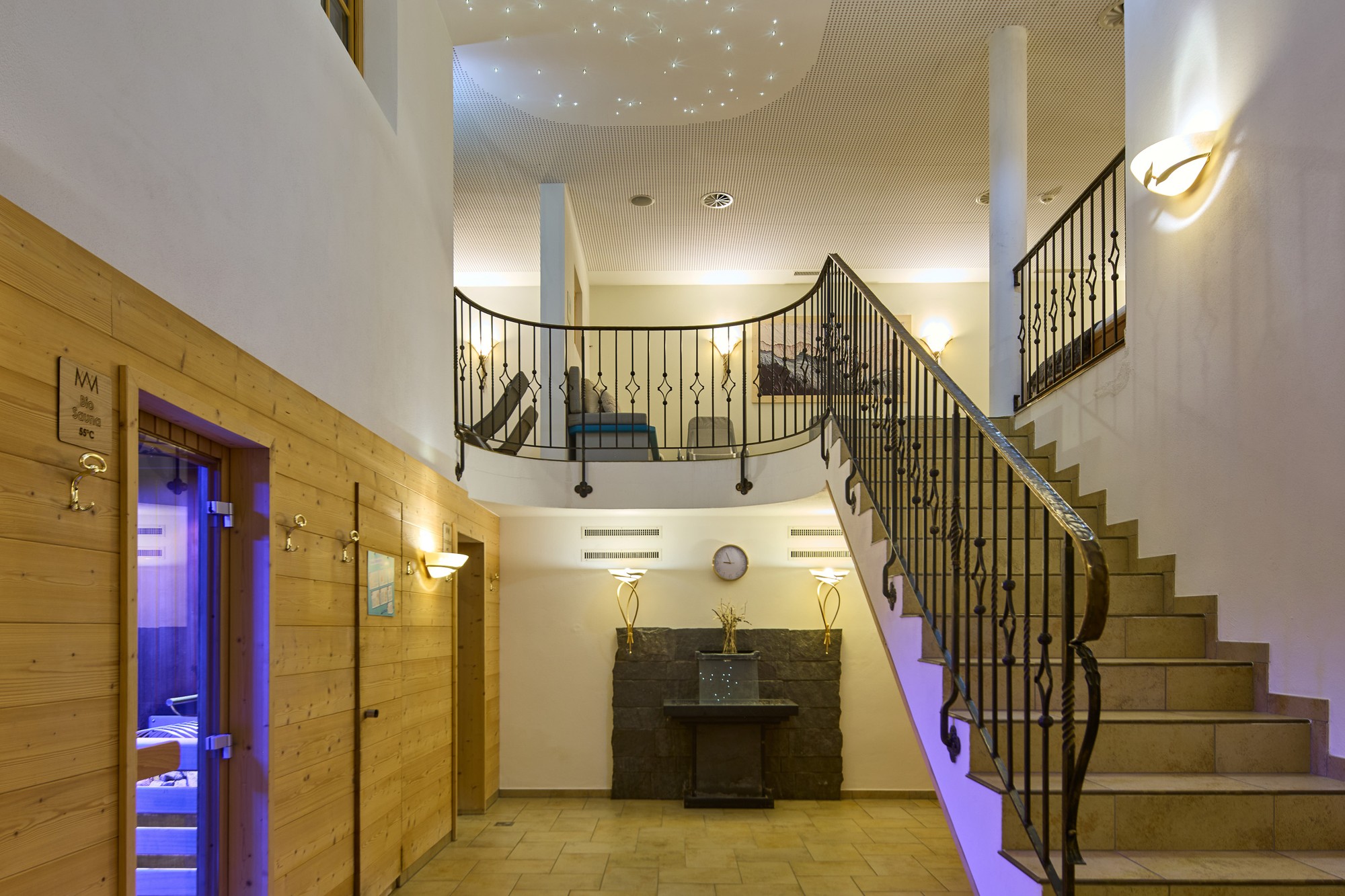 Zwei Stockwerke Wellnesshalle mit Treppe, Biosauna und Sternenhimmel