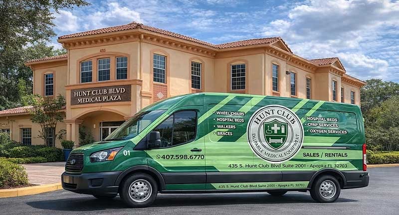 Fachada de Central Florida Pediatric Urgent Care con la unidad móvil de la clínica en Apopka, FL