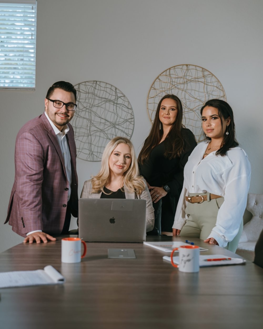 Los abogados de Chaban Law Group trabajando en el caso de clientes de derecho de familia