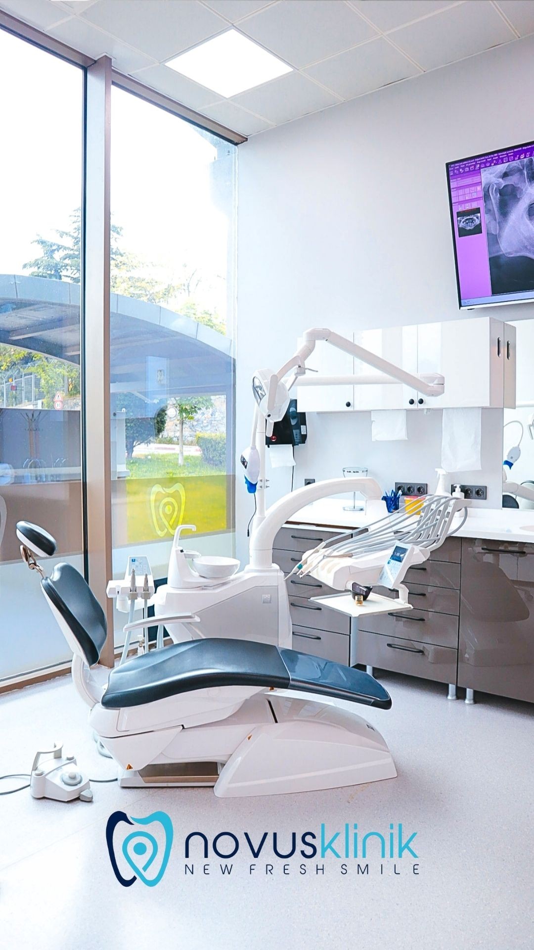 Ošetřovací sál naší kliniky, stomatologické křeslo s RTG monitorem