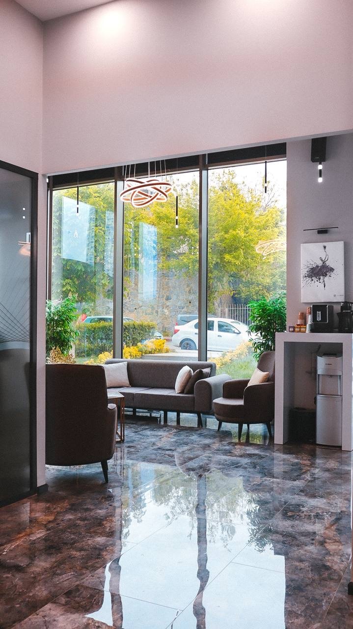 Lounge čekárna naší kliniky Kartal, pohodlné sezení, mramorová podlaha