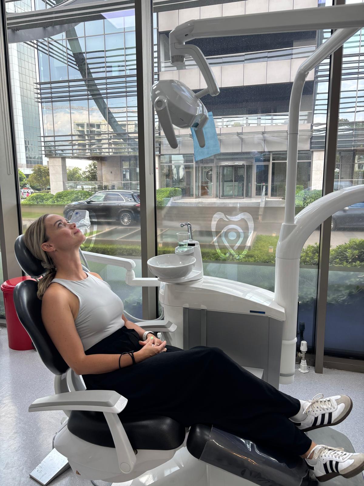 Moderní stomatologický sál naší kliniky s pacientkou