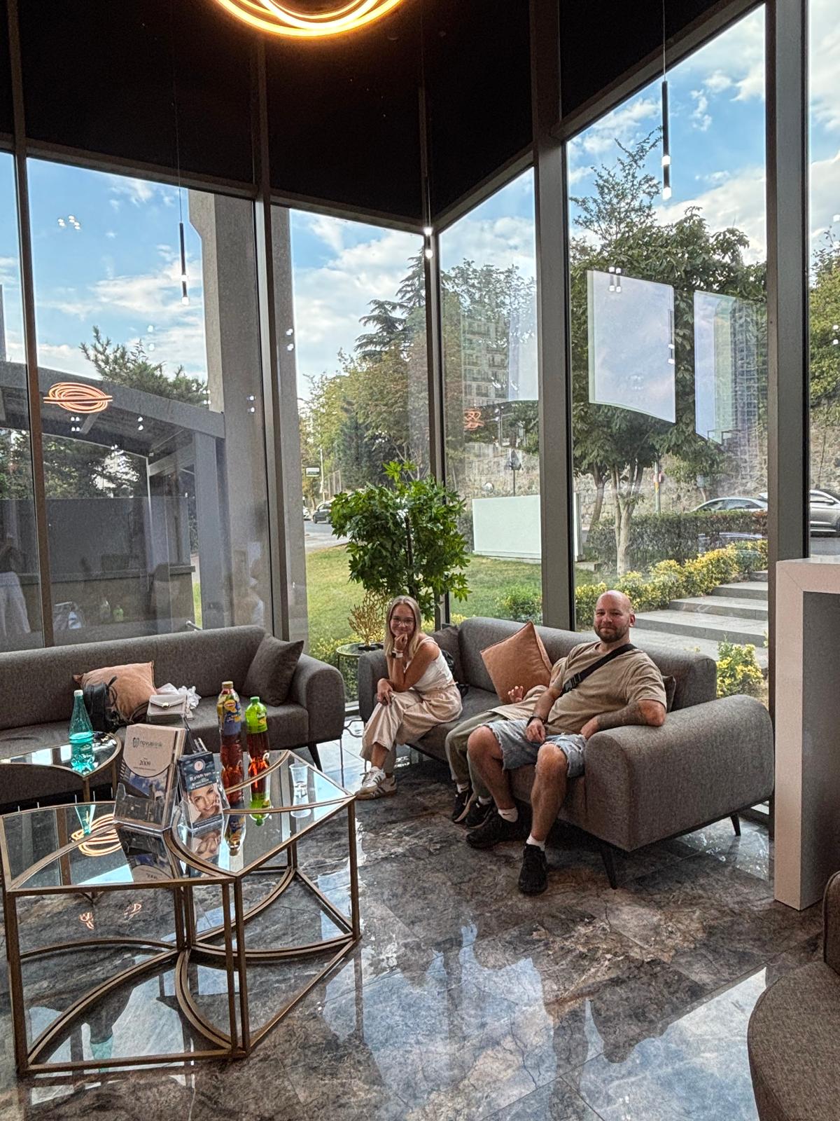 Pacienti v čekárně naší kliniky, příjemné prostředí s výhledem na Istanbul