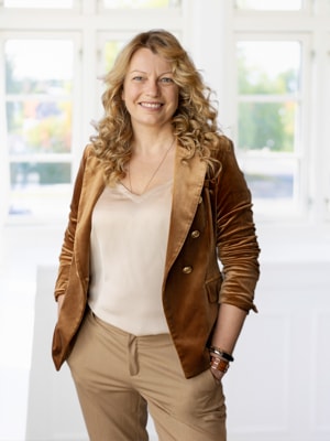 Portrait of Lisbeth Loft, founder of Loft Insight