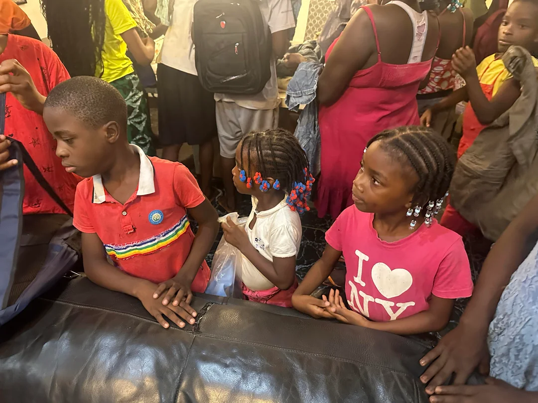 Crianças reunidas numa distribuição comunitária em São Tomé