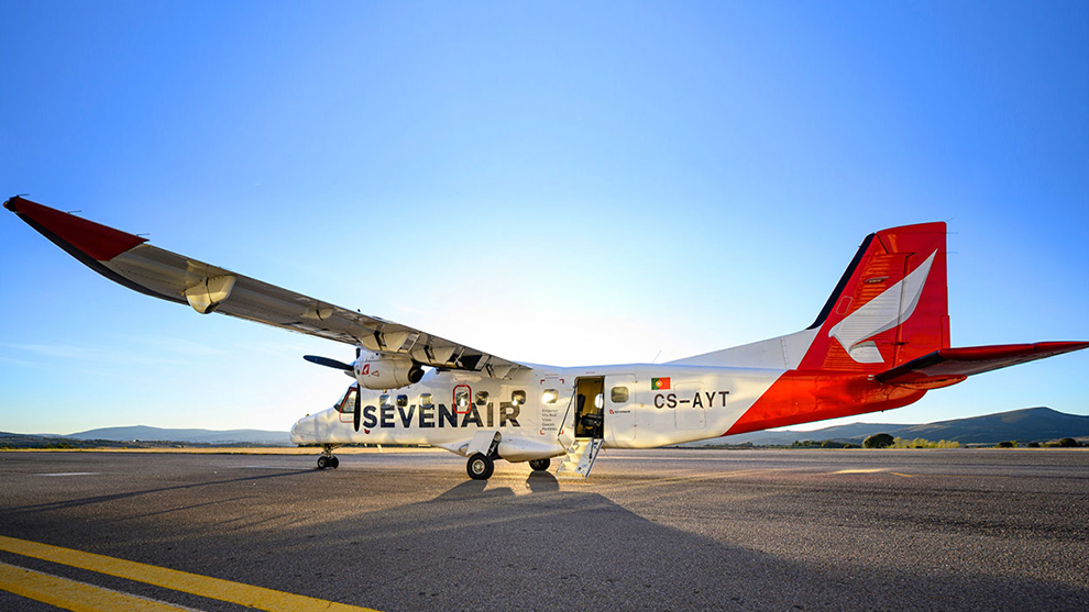 Avião Twin Otter da Sevenair no alcatrão pronto para o voo inter-ilhas de São Tomé para o Príncipe