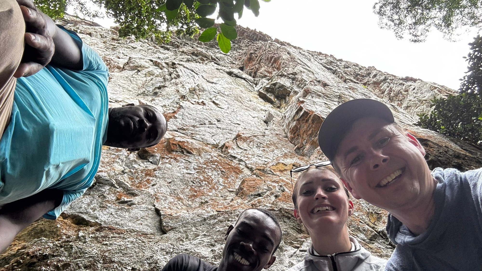 Caminhantes e guias na base rochosa vulcânica do Pico Cão Grande, São Tomé