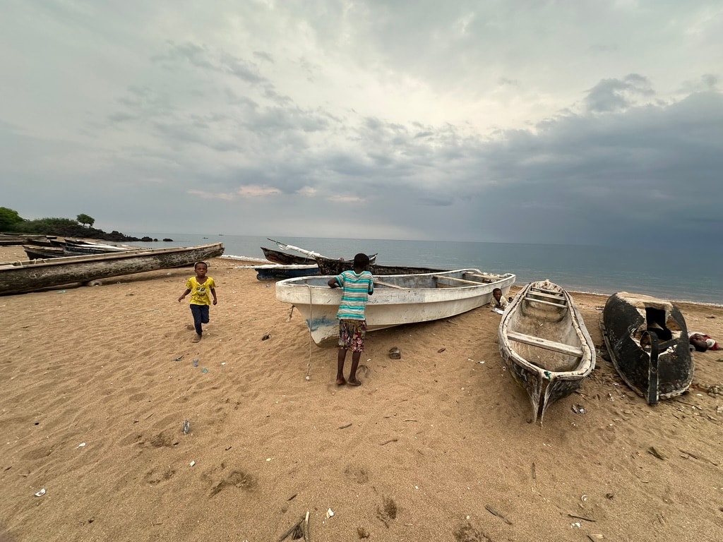 Paisagem costeira de São Tomé e Príncipe com mar calmo e céu azul