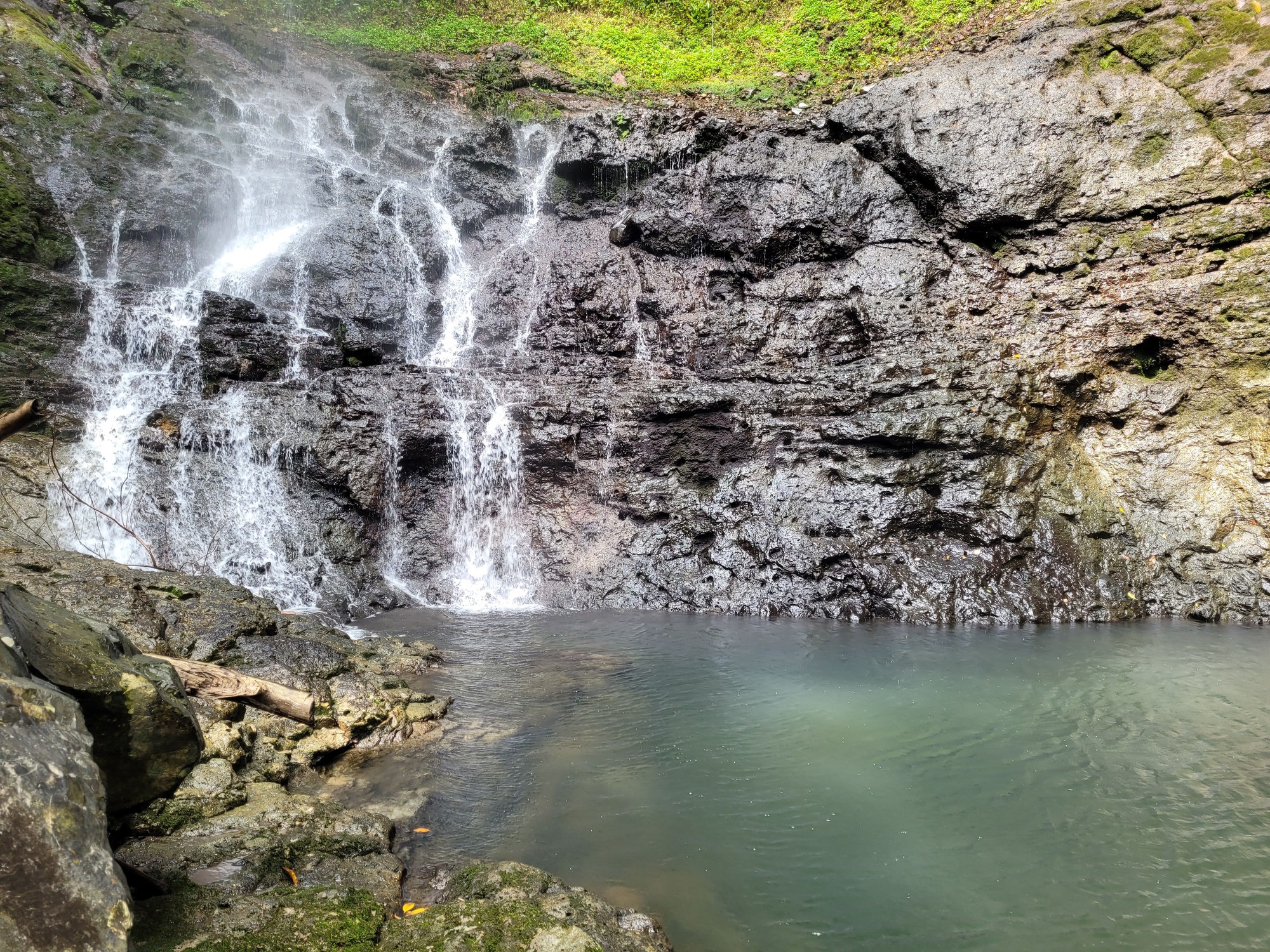 Oquê Pipi waterfall and swimming pool in Príncipe