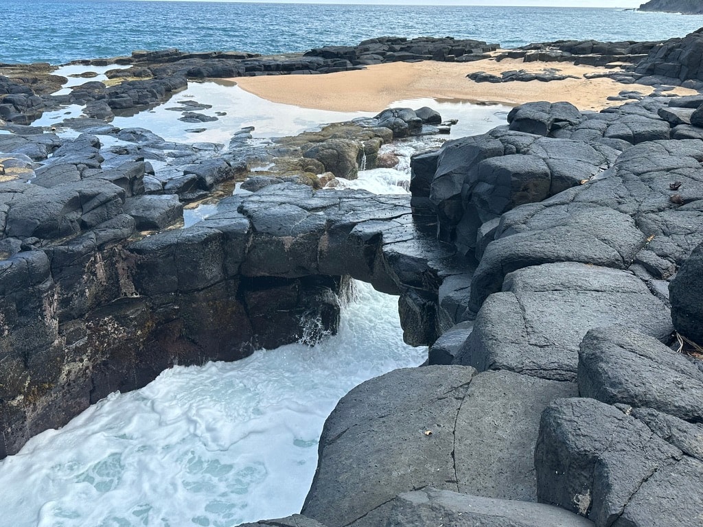 Plataforma de basalto vulcânico e canais de ressurgência na Boca do Inferno, São Tomé