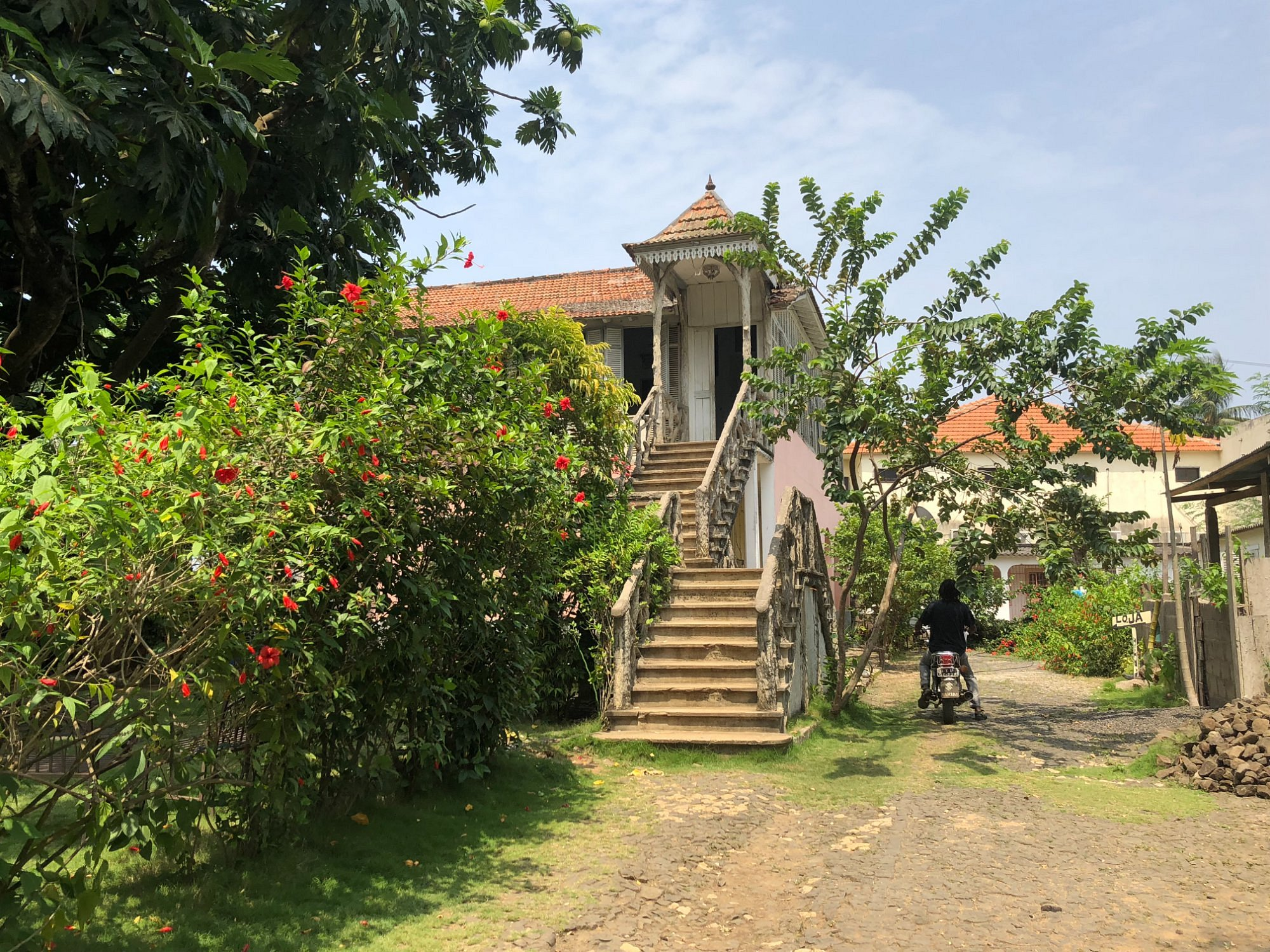 Colonial building with tropical garden and stone steps at Pico Mocambo, São Tomé