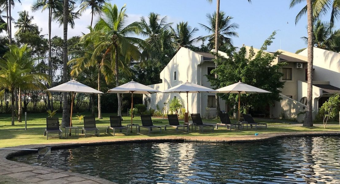 Exterior do hotel boutique Omali São Tomé com jardins tropicais e palmeiras