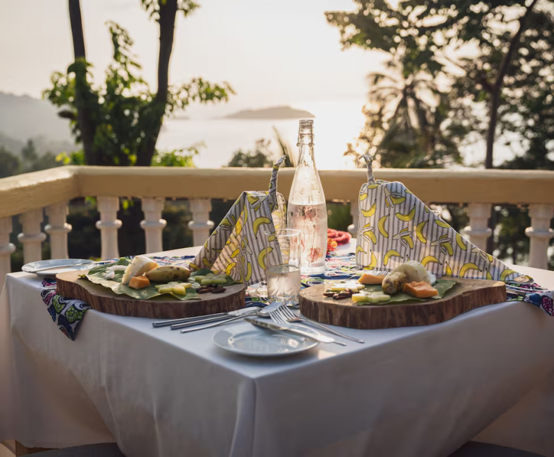 Lodge dining setting on Príncipe