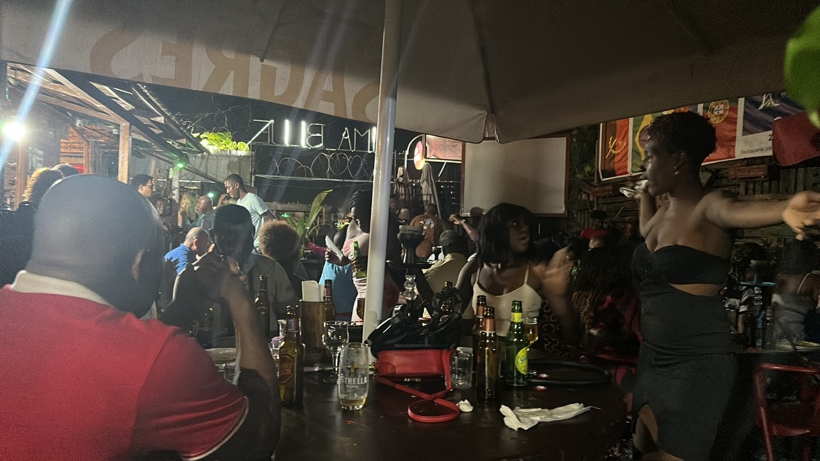 Wall in São Tomé painted with café pela manhã, cerveja à tarde, cocktails à noite at night