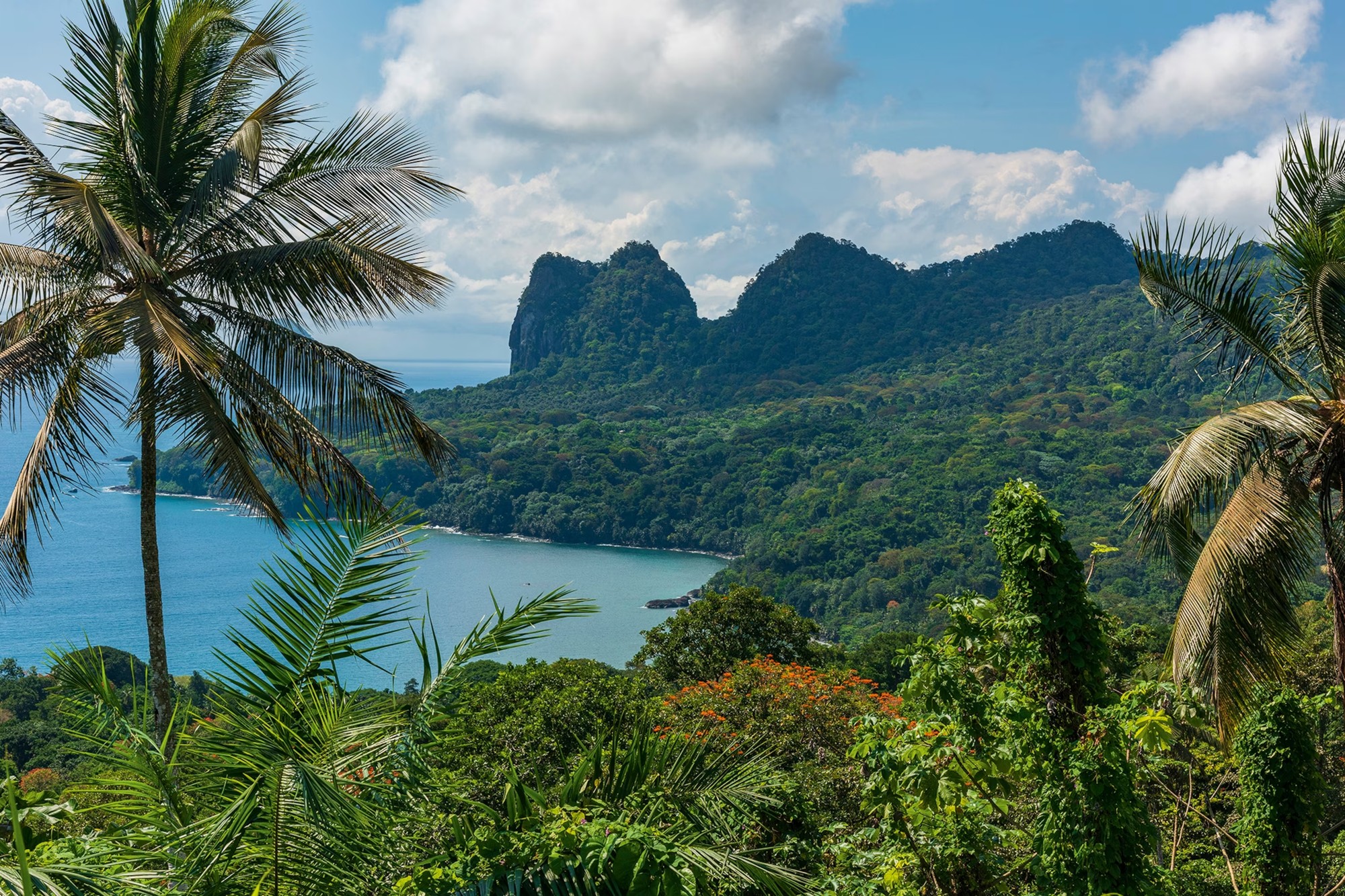 Selva exuberante e picos vulcânicos com vista sobre uma baía turquesa na ilha do Príncipe