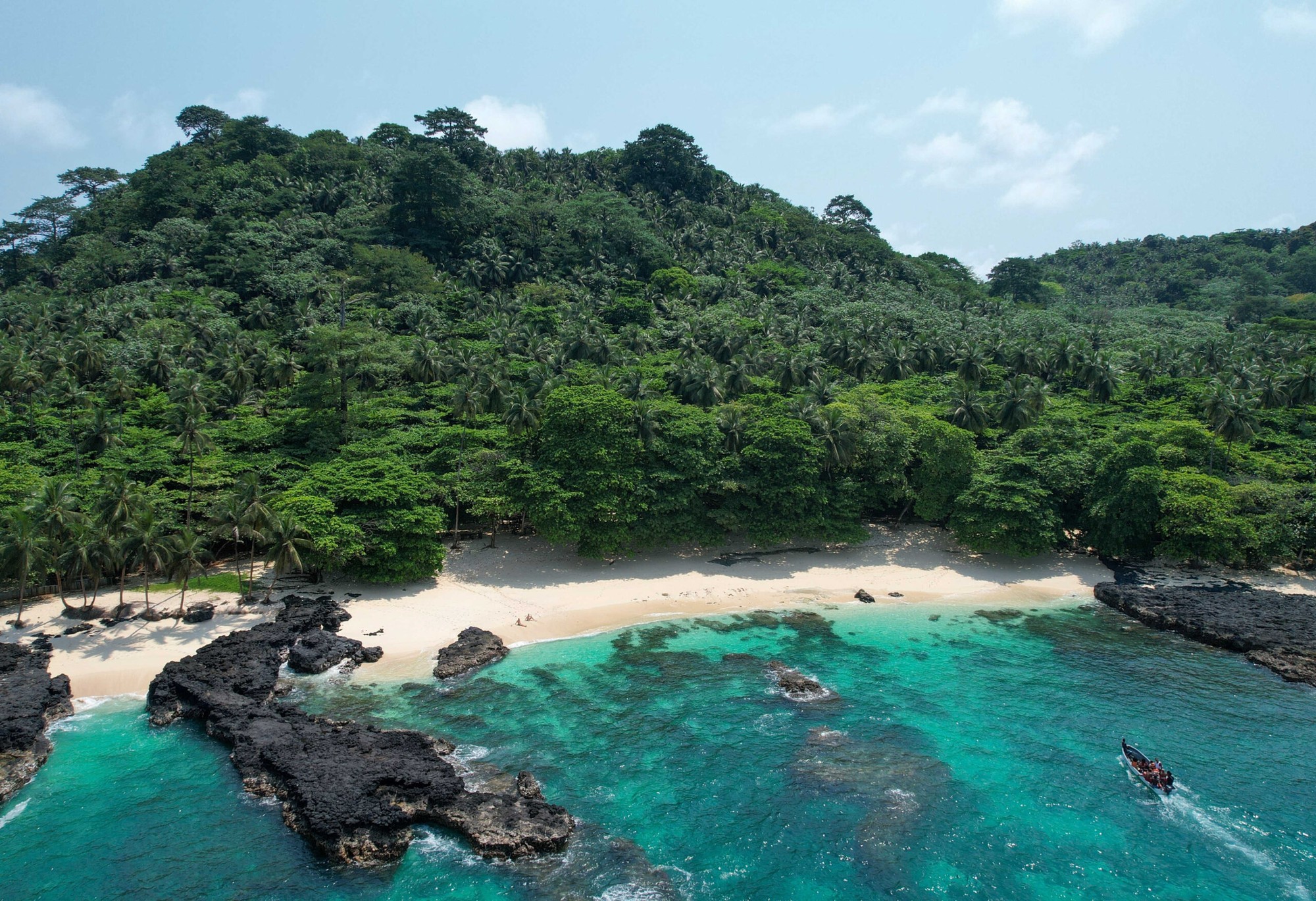 Príncipe beach, rainforest and turquoise coastal waters
