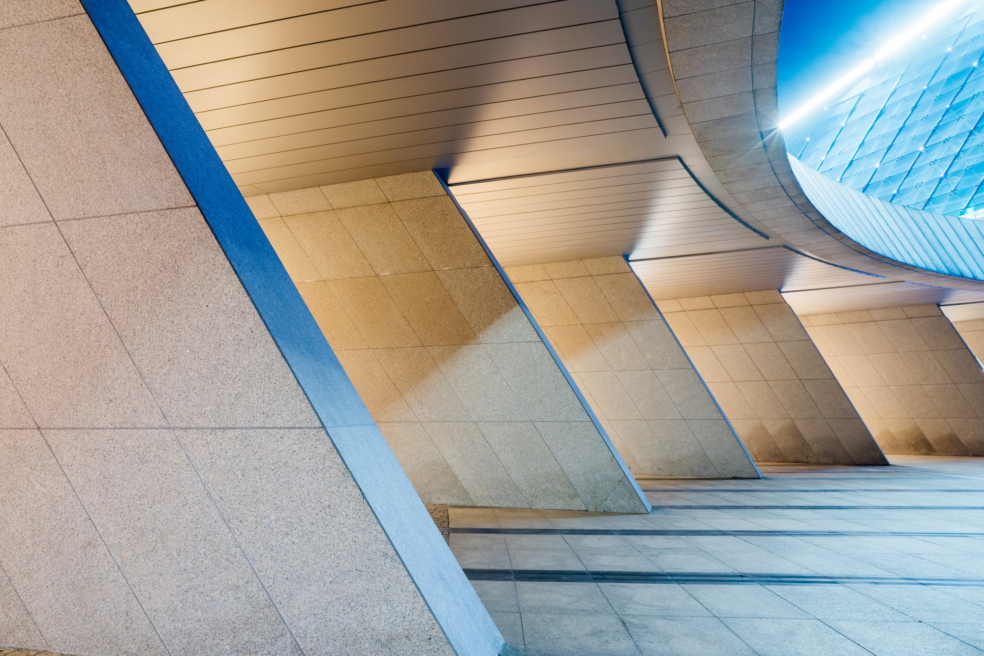 Arquitectura corporativa con luces azules