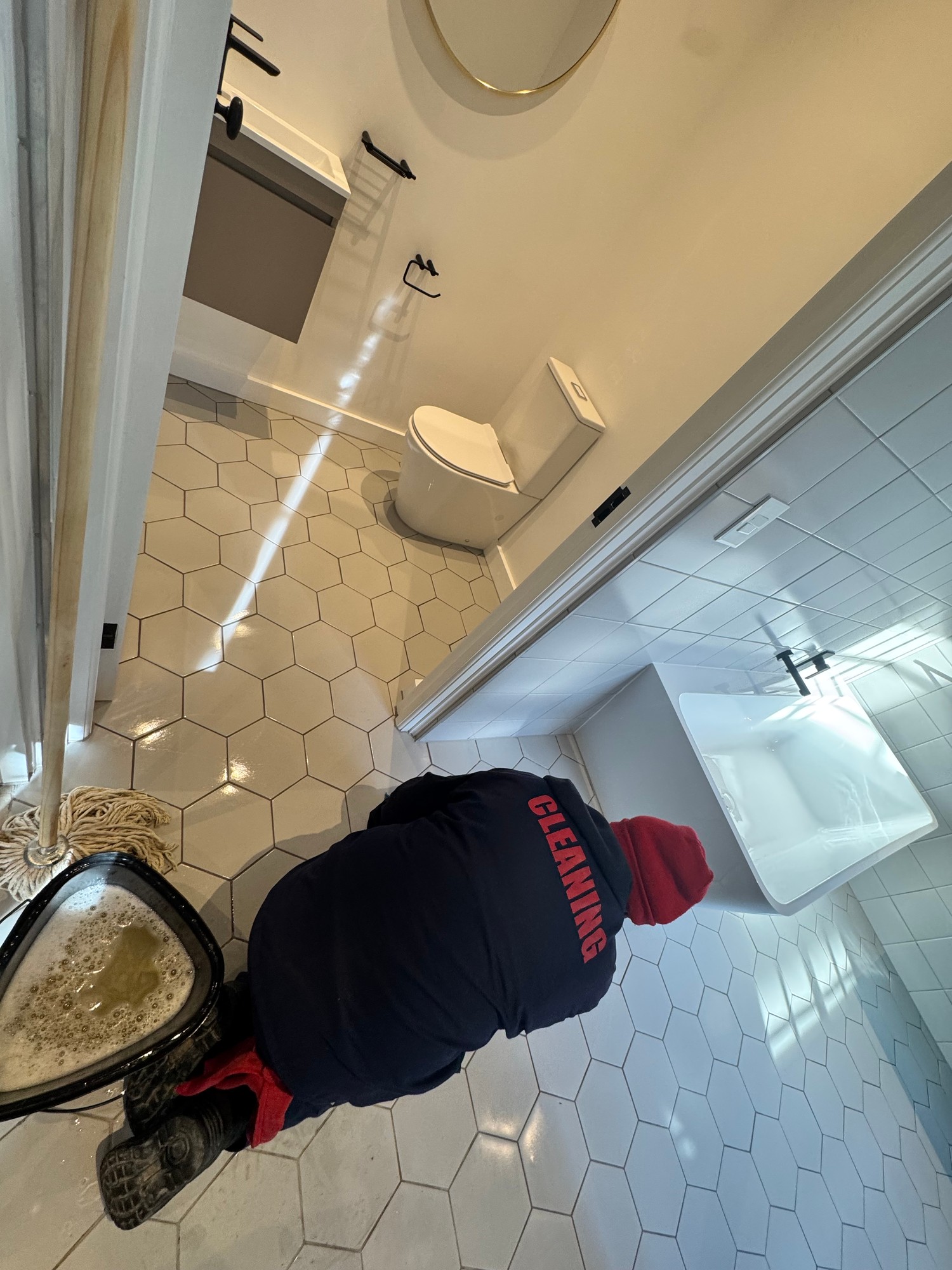 Team Mopping – Hexagonal Bathroom