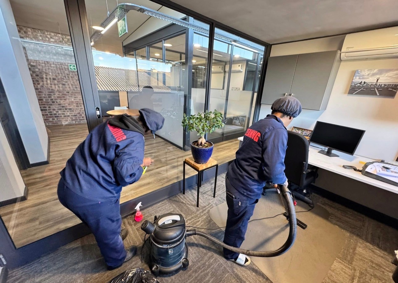 Office Deep Clean – Team at Work