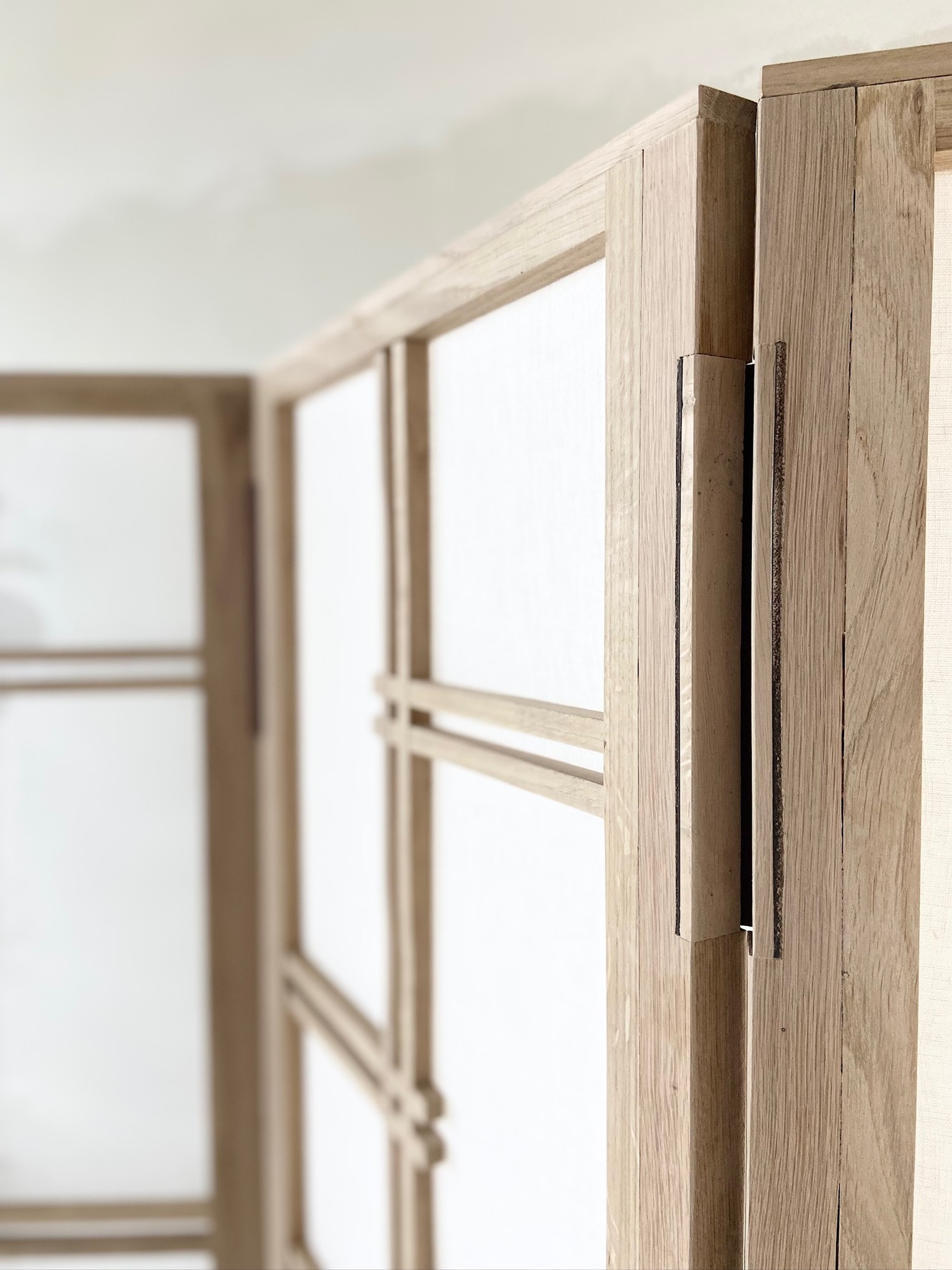 Detail of the LINFIN room divider panels and leather binding