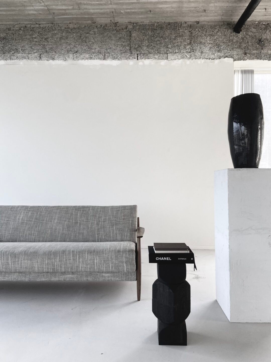 Material palette and considered display moment inside the Beauty with Less interior