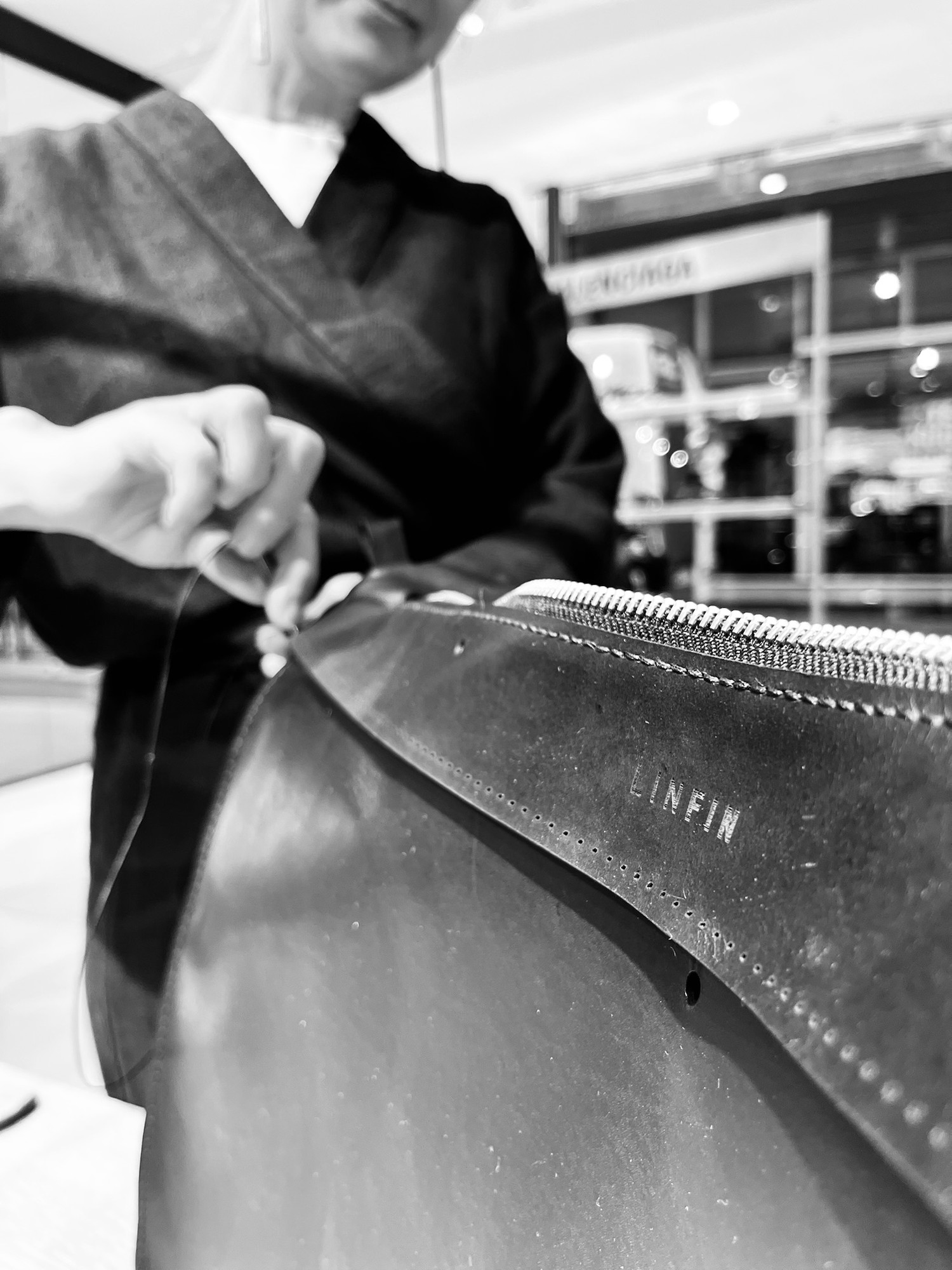 Close-up detail of LINFIN bag craftsmanship on display at de Bijenkorf