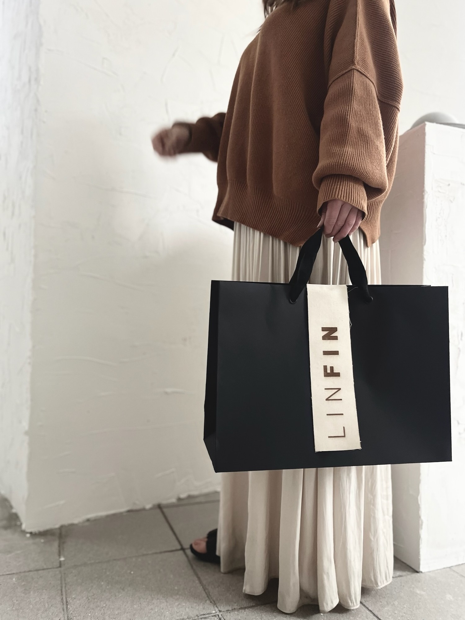 Visitor carrying a LINFIN Gallery Boutique bag