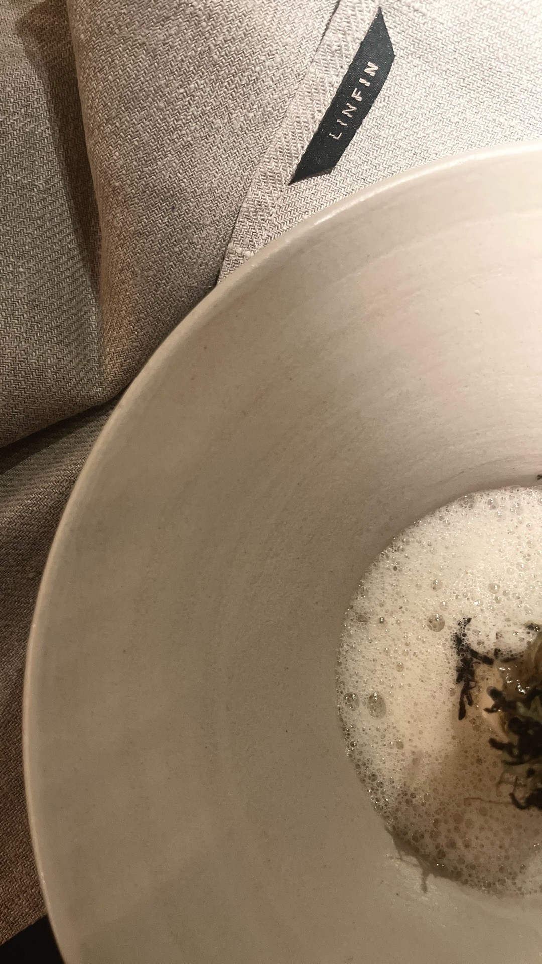 LINFIN linen tableware set beneath a Haricot dish